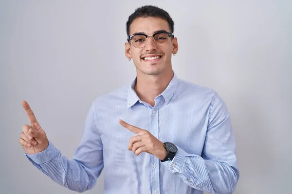 Bonito Hispânico Vestindo Roupas Negócios Óculos Sorrindo Olhando Para Câmera — Fotografia de Stock