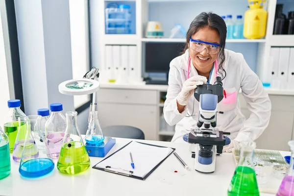 Young Chinese Woman Wearing Scientist Uniform Using Microscope Laboratory — ストック写真