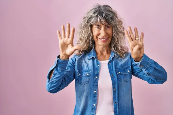 Middle Age Woman Standing Pink Background Showing Pointing Fingers Number — Stock fotografie