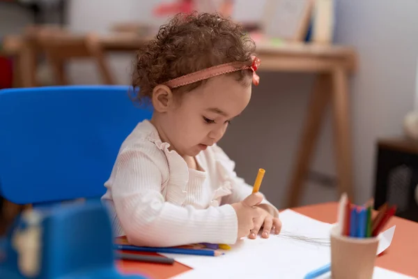 Beyaz Bir Kız Anaokulunda Masa Başında Oturmuş Kağıda Resim Çiziyor — Stok fotoğraf