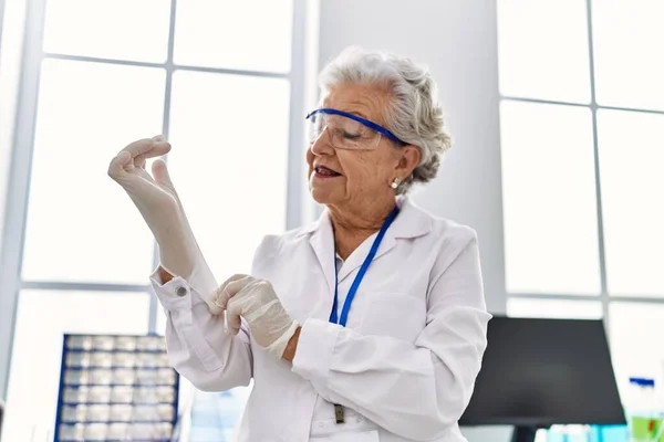 Starsza Siwowłosa Kobieta Mundurze Naukowca Rękawiczkach Laboratorium — Zdjęcie stockowe