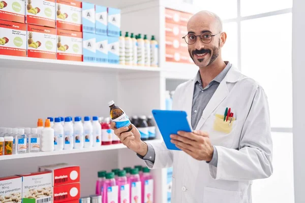 Young Hispanic Man Pharmacist Using Touchpad Holding Medication Bottle Pharmacy — Stockfoto