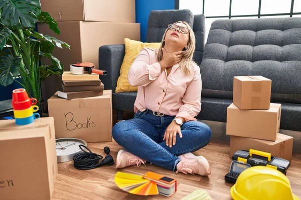 Young Hispanic Woman Moving New Home Sitting Floor Touching Painful —  Fotos de Stock