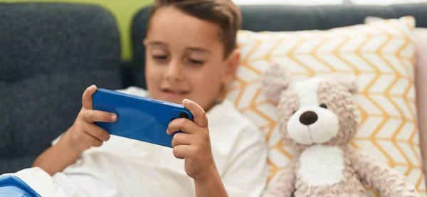 Liebenswertes Hispanisches Kleinkind Spielt Videospiel Das Hause Auf Dem Sofa — Stockfoto