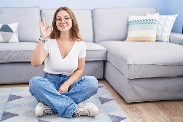 Young Caucasian Woman Sitting Floor Living Room Smiling Positive Doing — Foto Stock