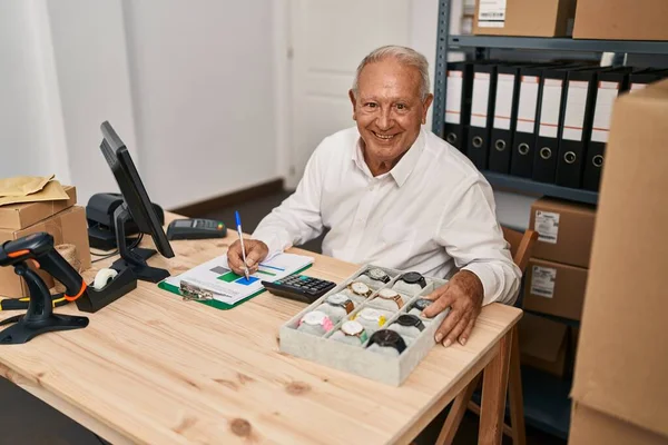 Senior Man Ecommerce Business Worker Writing Clipboard Office — Photo
