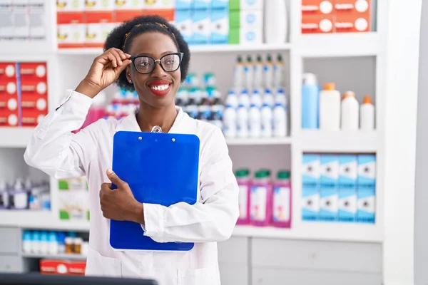 Africano Americano Mulher Farmacêutico Sorrindo Confiante Segurando Prancheta Farmácia — Fotografia de Stock