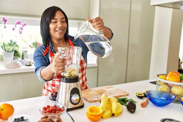 Hispanic Brunette Woman Preparing Fruit Smoothie Water Kitchen — Stok fotoğraf