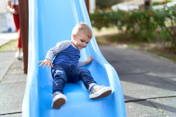 Adorable Niño Sonriendo Confiado Jugando Diapositiva Parque Juegos —  Fotos de Stock
