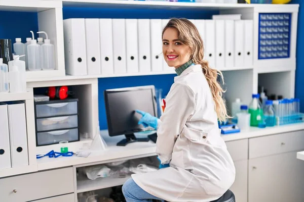 Young Woman Scientist Using Computer Working Laboratory — Fotografia de Stock