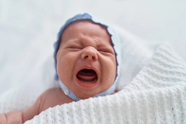 Sevimli Beyaz Bebek Anne Kollarında Ağlıyor Yatak Odasında — Stok fotoğraf