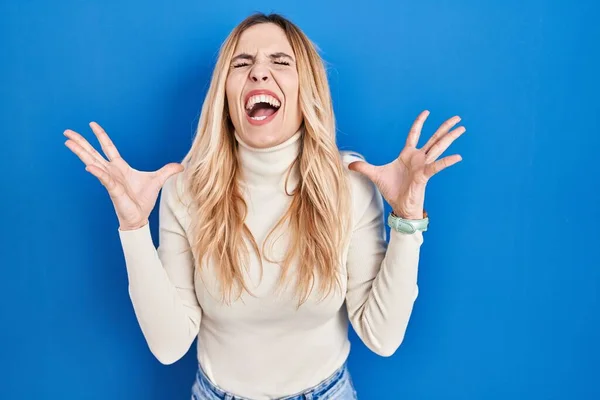 Young Caucasian Woman Standing Blue Background Crazy Mad Shouting Yelling — Foto Stock