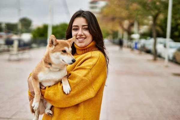 Schöne Junge Frau Umarmt Glücklich Shiba Inu Hund Auf Der — Stockfoto