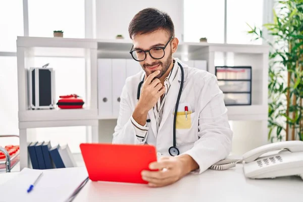 Young Hispanic Man Doctor Using Touchpad Having Video Call Clinic — Stock Photo, Image