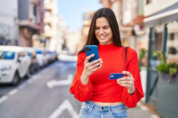 Genç Güzel Spanyol Kadın Akıllı Telefon Kredi Kartı Kullanıyor — Stok fotoğraf