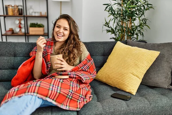 Young Beautiful Hispanic Woman Eating Ice Cream Sitting Sofa Home — Stockfoto