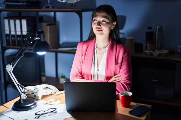 Chinese Young Woman Working Office Night Smiling Looking Side Staring — Stockfoto