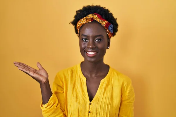 African Young Woman Wearing African Turban Smiling Cheerful Presenting Pointing — Foto de Stock