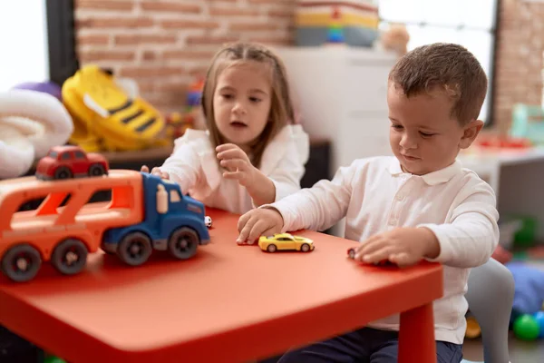 Чарівна Дівчина Хлопчик Грають Іграшками Столі Дитячому Саду — стокове фото