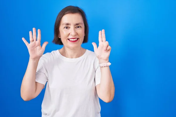 Middle Age Hispanic Woman Standing Blue Background Showing Pointing Fingers — Stock Photo, Image