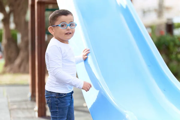 Adorável Criança Hispânica Sorrindo Confiante Jogando Slide Parque Infantil — Fotografia de Stock