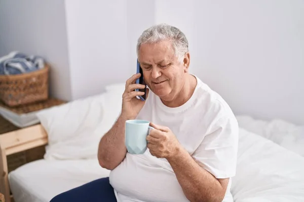Grauhaariger Mann Mittleren Alters Spricht Auf Dem Smartphone Und Trinkt — Stockfoto