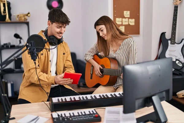 Mand Woman Musicians Playing Classical Guitar Using Touchpad Music Studio — Stock Photo, Image