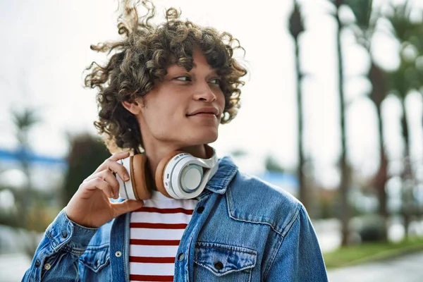 Νεαρός Ισπανός Που Φοράει Ακουστικά Στην Πόλη — Φωτογραφία Αρχείου