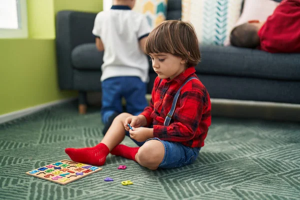 Αξιολάτρευτο Μικρό Παιδί Παίζει Μαθηματικά Παιχνίδι Κάθεται Στο Πάτωμα Στο — Φωτογραφία Αρχείου