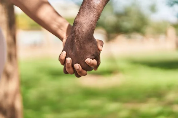 Africano Americano Homem Mulher Casal Com Mãos Juntas Parque — Fotografia de Stock