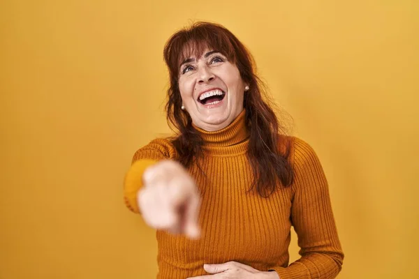 Middle Age Hispanic Woman Standing Yellow Background Laughing You Pointing — Stock fotografie