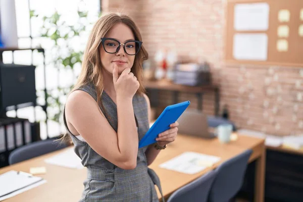 Caucasian Woman Working Office Wearing Glasses Looking Confident Camera Smiling — Stok fotoğraf