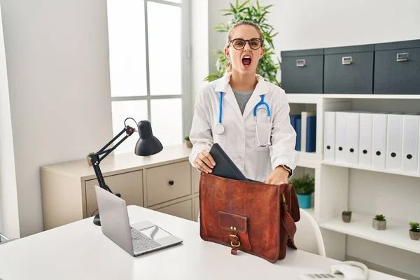 Young Doctor Woman Clinic Angry Mad Screaming Frustrated Furious Shouting — Stock Photo, Image