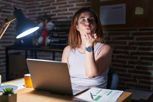 Brunette Woman Working Office Night Looking Camera Blowing Kiss Hand — Stockfoto
