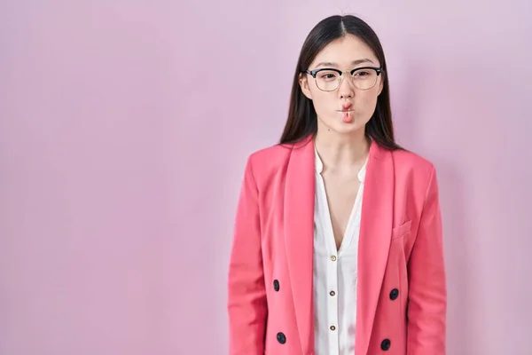Chinese Business Young Woman Wearing Glasses Making Fish Face Lips — Foto de Stock