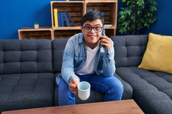 Sendromlu Adam Kahve Içiyor Evde Akıllı Telefondan Konuşuyor — Stok fotoğraf