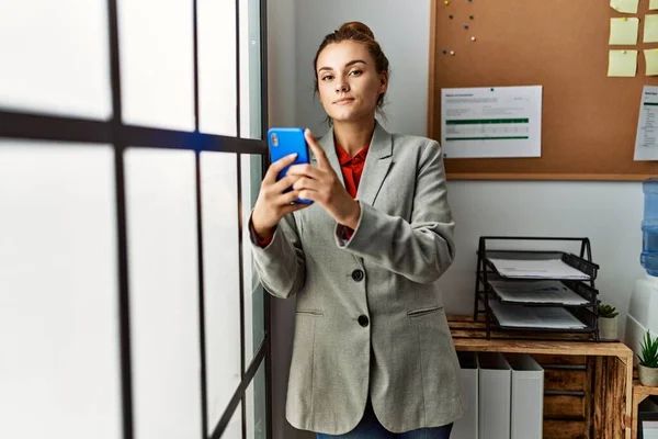 Young Woman Business Worker Using Smartphone Office — Stock fotografie