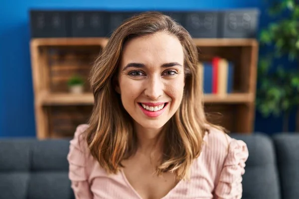 Jonge Vrouw Glimlachen Zelfverzekerd Zitten Bank Thuis — Stockfoto
