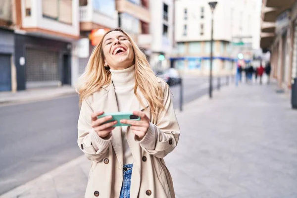 Jovem Loira Sorrindo Confiante Assistindo Vídeo Smartphone Rua — Fotografia de Stock