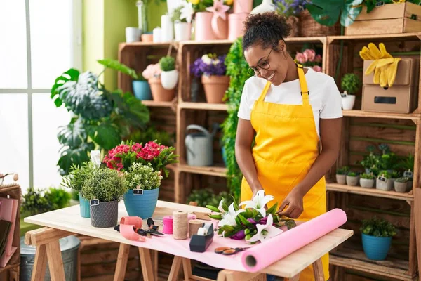 African American Woman Florist Make Bouquet Flowers Flower Shop — Stock Photo, Image