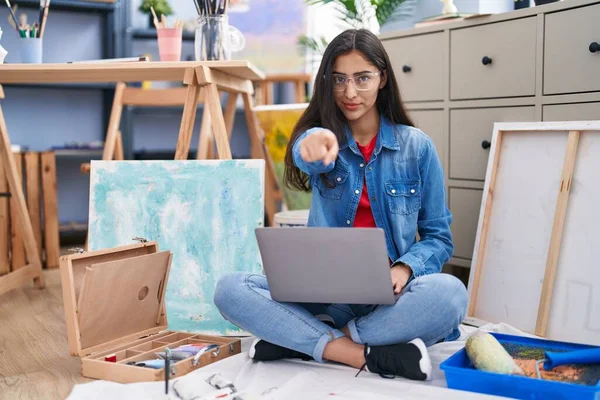 Young Teenager Girl Sitting Art Studio Using Laptop Pointing Finger — Stockfoto