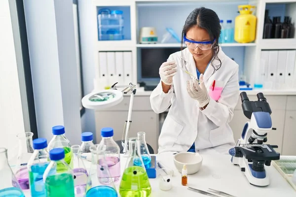 Young Chinese Woman Wearing Scientist Uniform Working Laboratory — ストック写真