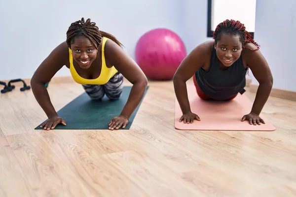 African American Women Smiling Confident Training Push Sport Center — Stock Photo, Image