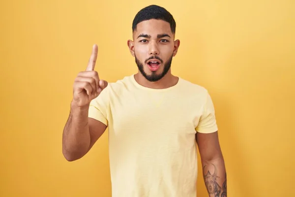 Young Hispanic Man Standing Yellow Background Pointing Finger Successful Idea — Fotografia de Stock