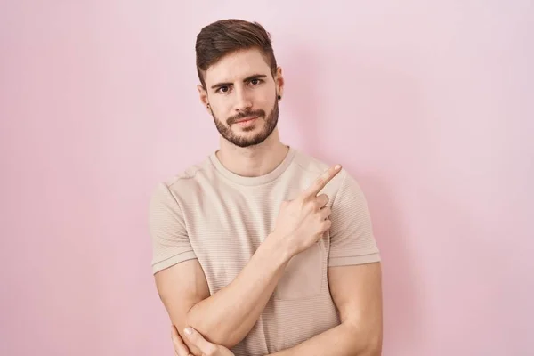 Hispanic Man Beard Standing Pink Background Pointing Hand Finger Side — Stockfoto