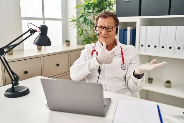 Senior Doctor Man Working Online Appointment Showing Palm Hand Doing — Stock Photo, Image