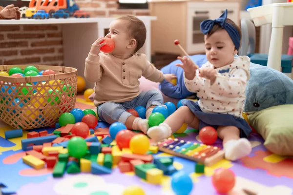 Duas Crianças Brincando Com Bolas Xilofone Sentado Chão Jardim Infância — Fotografia de Stock