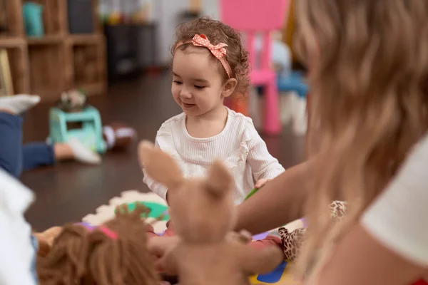Menina Caucasiana Adorável Brincando Com Bonecas Sentadas Chão Jardim Infância — Fotografia de Stock