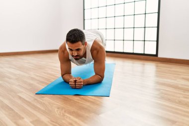 Spor merkezinde karın kaslarını çalıştıran genç bir İspanyol.