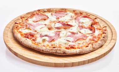  Tahta bir tabak İtalyan jambonlu pizza, beyaz izole arka planda.